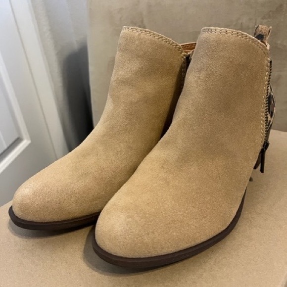 Lucky Brand booties *New in Box size 7.5 - Picture 2 of 6